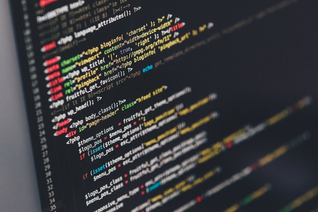 Aktuelles aus der Softwareentwicklung 1 Code auf dem Monitor.