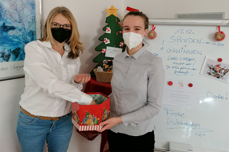 Mitarbeiter der iie GmbH & Co. KG, die die Lose der Weihnachtstombola verkaufen.