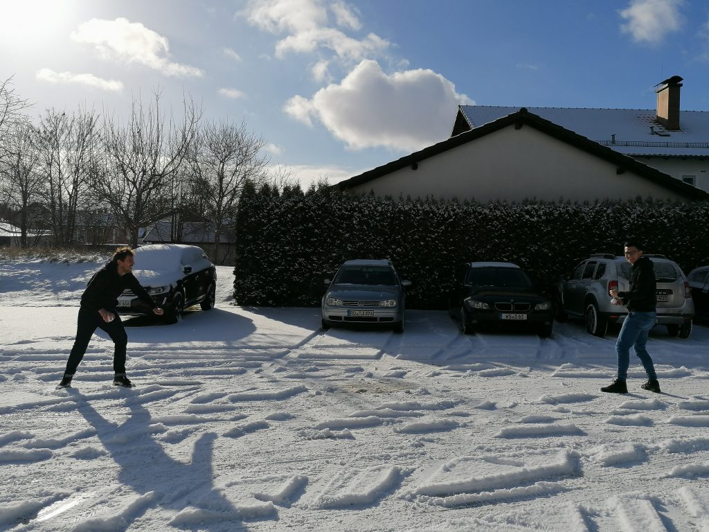Sonnige Schneeballschlacht in der Mittagspause auf dem Gelände der iie GmbH & Co. KG