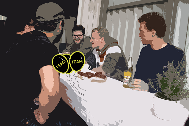 Teammitglieder gesellig beim Betriebsfest 2021.