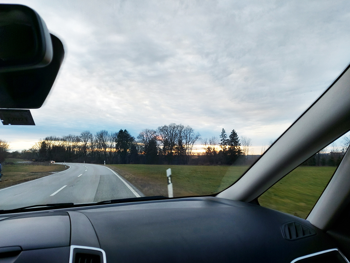 Blick aus dem Auto, unser Außenvertrieb ist unterwegs zu Ihnen.