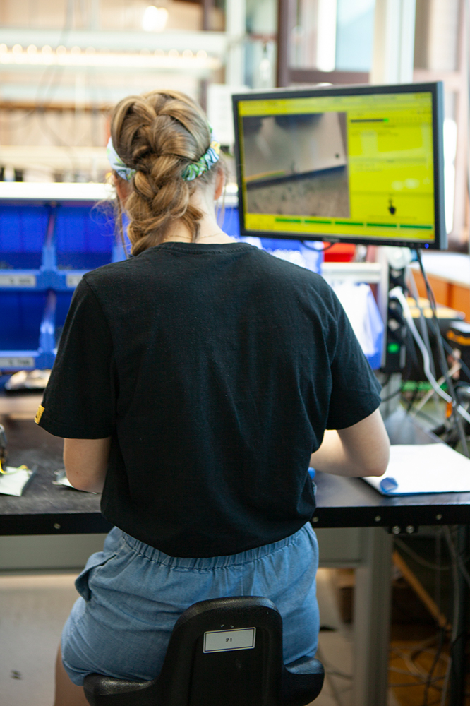 Ein Arbeitsplatz, ausgerüstet mir dem Werkerfühurngssystem von Computer Aided Works.