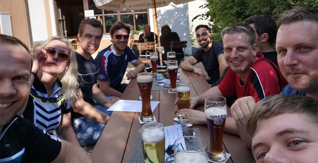 Ein Teamfoto der Kollegen im Biergarten.