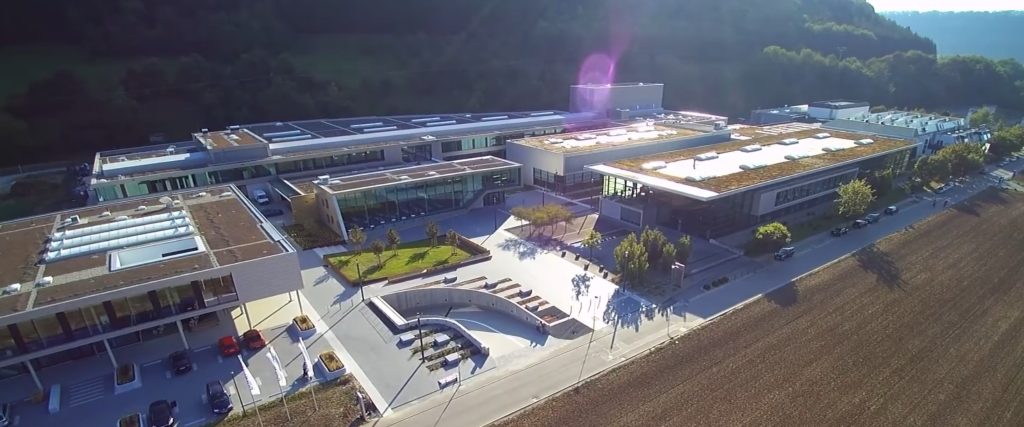 Installation bei Bürkert Fluid Control Systems 1 Firmengebäude der Unternehmung Bürkert in Ingelfingen-Criesbach.