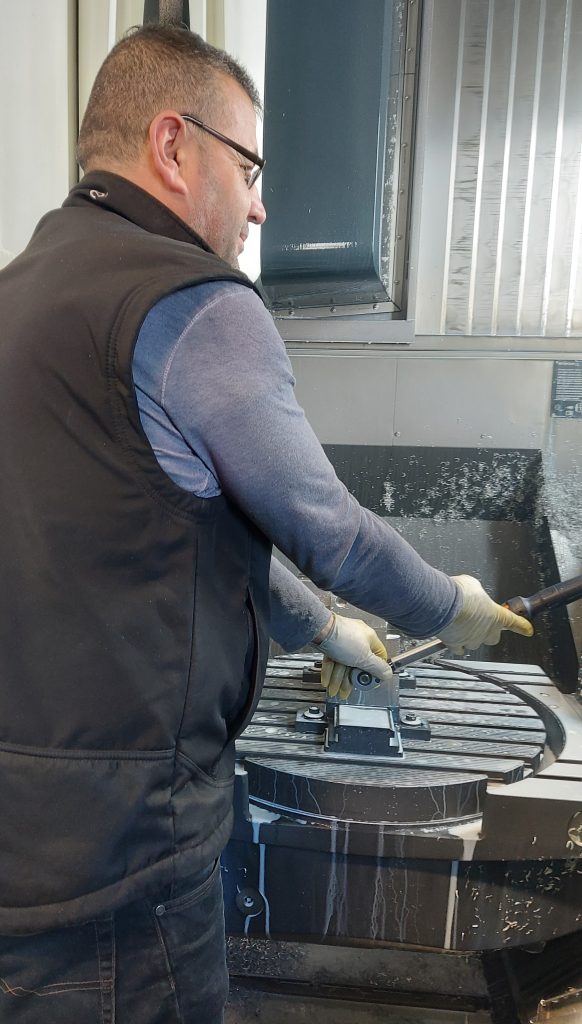 Unsere Mechanik, die Kollegen an verschiedenen Arbeitsplätzen im Einsatz.