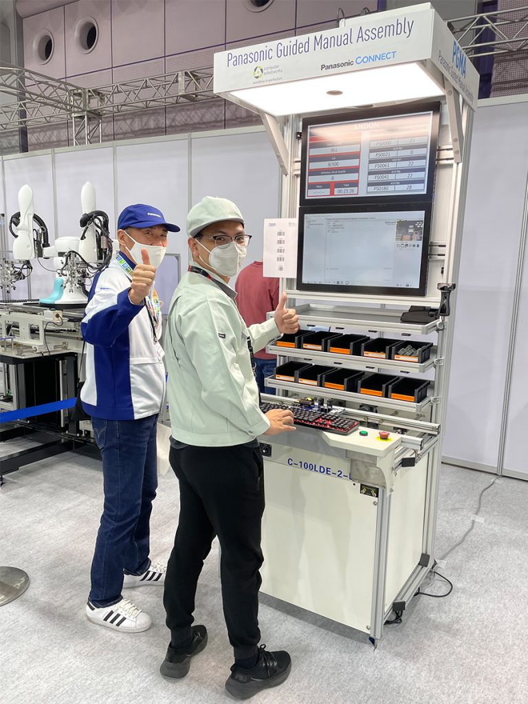 Daumen hoch - ein Résumé über die Solution Conference 2023 in Osaka mit dem PGMA- Arbeitsplatz 2 Auf der Panasonic-Hausmesse in Japan mit dem PGMA-Arbeitsplatz.