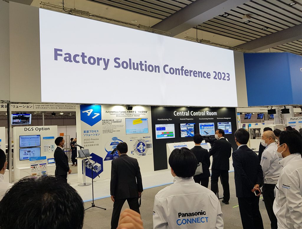 Fotos der Factory Solutions Conference in Osaka. Vorgestellt wurde der PGMA- Arbeitsplatz.